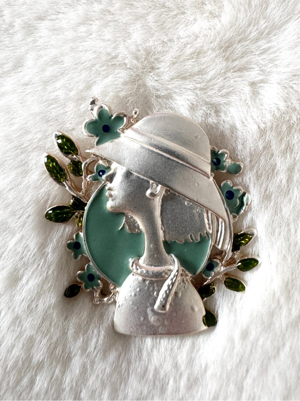 Women's Fashion Silver Tone Hardware Brooch - NIP
